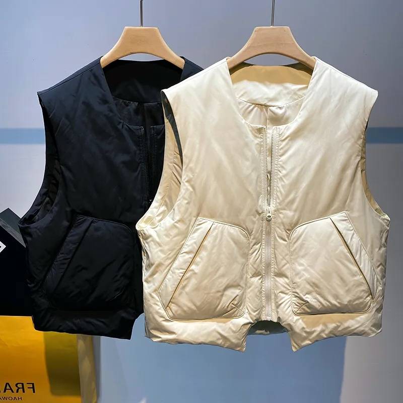 A light cotton vest for a man in a winter outdoor exercise wearing a warm, loose-sleeved, short cotton coat