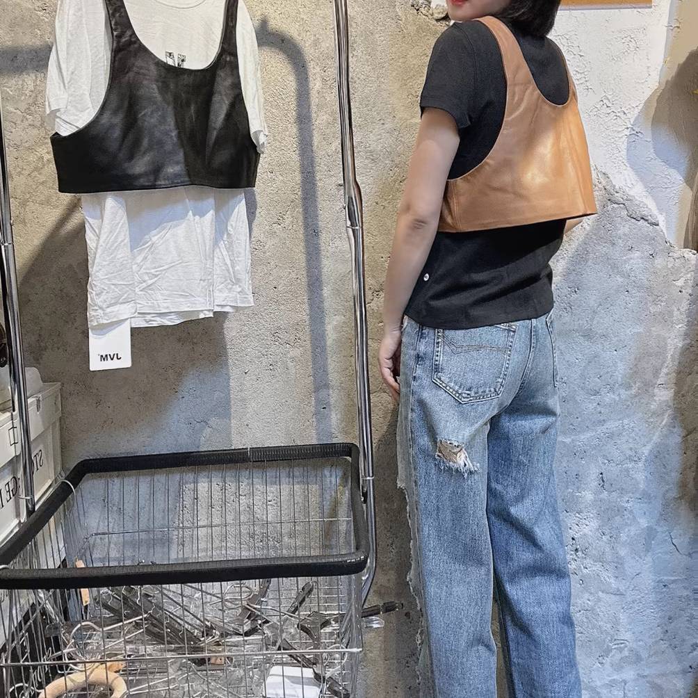 Internet celebrities 2024 fashion new leather cotton leather sheep leather short sleeveless vest vest leisure outside women