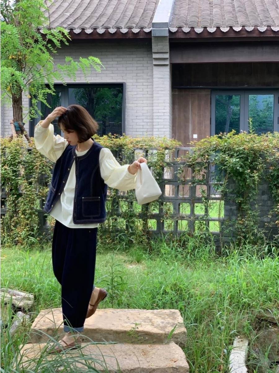 Japanese retro denim vest female spring and summer new stack wearing vests with a small design feeling, shoulder horses clip female