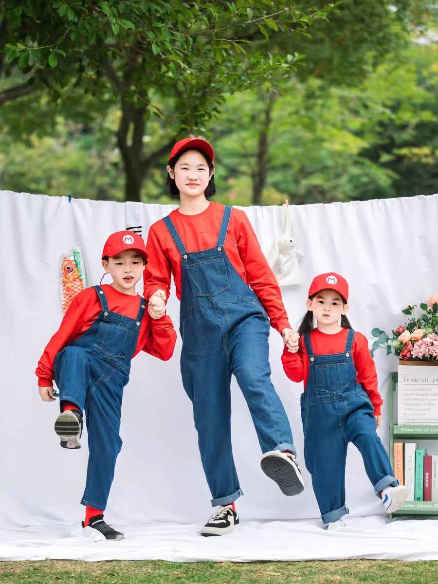 SUPER-MARY COS PERFORMED MARIO RED IN THE AUTUMN AND WINTER, WITH HIS PANTS ON