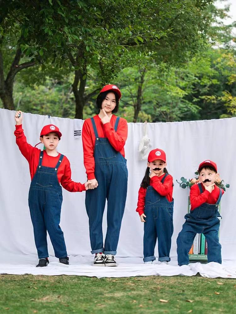 SUPER-MARY COS PERFORMED MARIO RED IN THE AUTUMN AND WINTER, WITH HIS PANTS ON