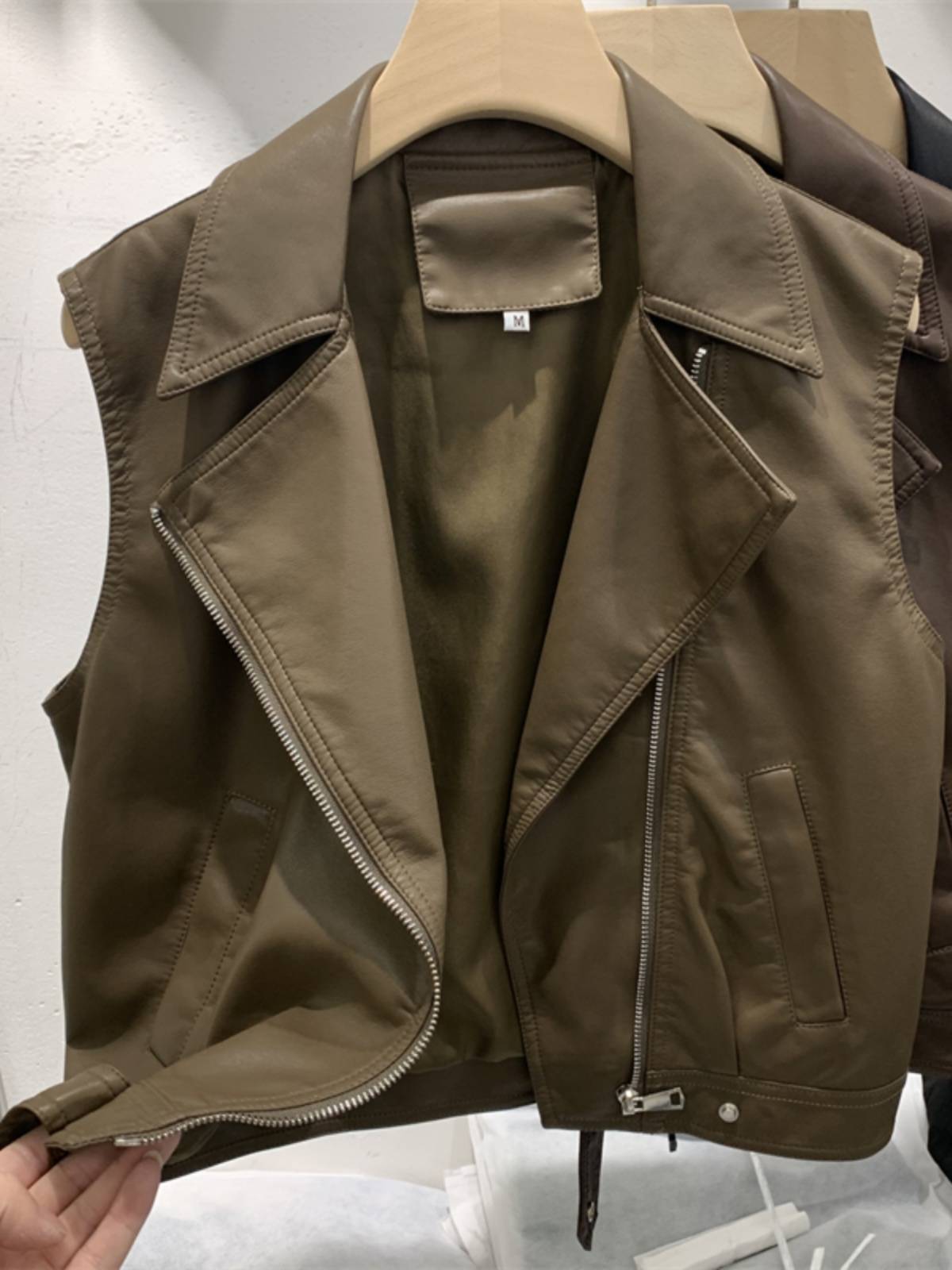 European cargo V -neck large lapel short leather horses clip female spring and autumn design sense sleeveless zipper PU leather niche horses