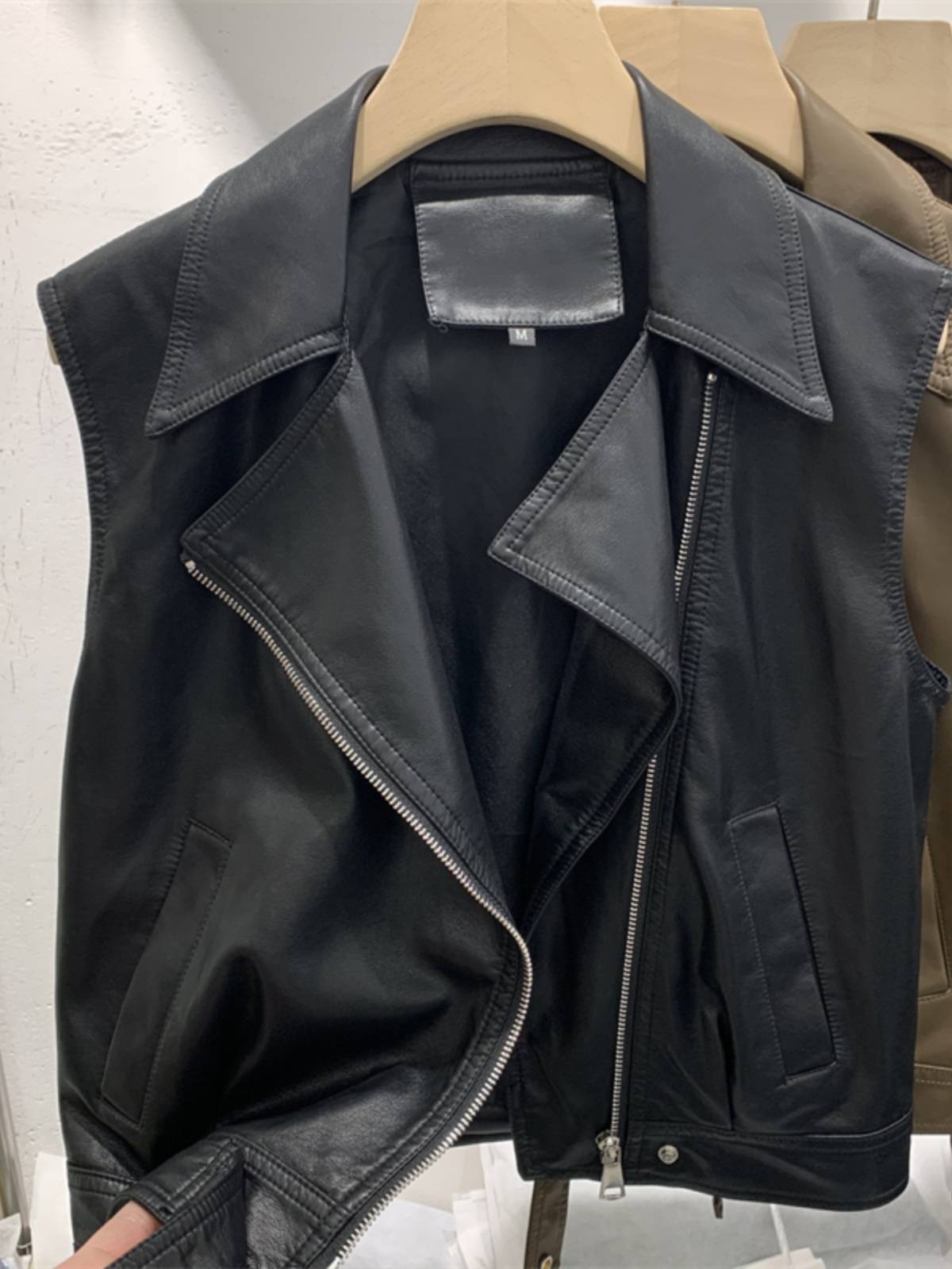 European cargo V -neck large lapel short leather horses clip female spring and autumn design sense sleeveless zipper PU leather niche horses