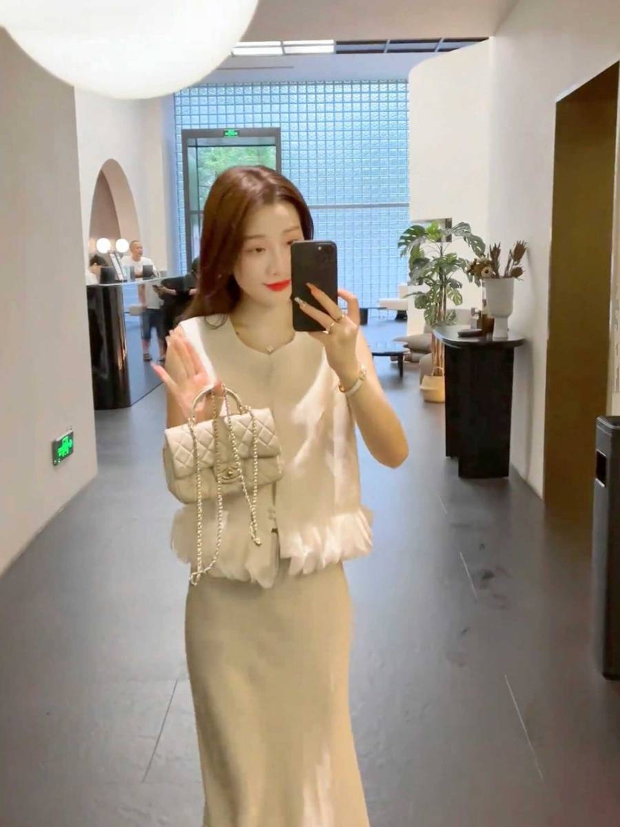 Douyin net red new Chinese national style sleeveless vest temperament is wild 2024 summer design sensor petals stitching top