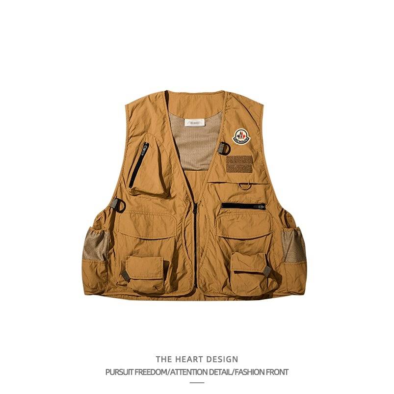 Hong Kong's direct mail products are covered in bags to remove men's clothes from their work clothes
