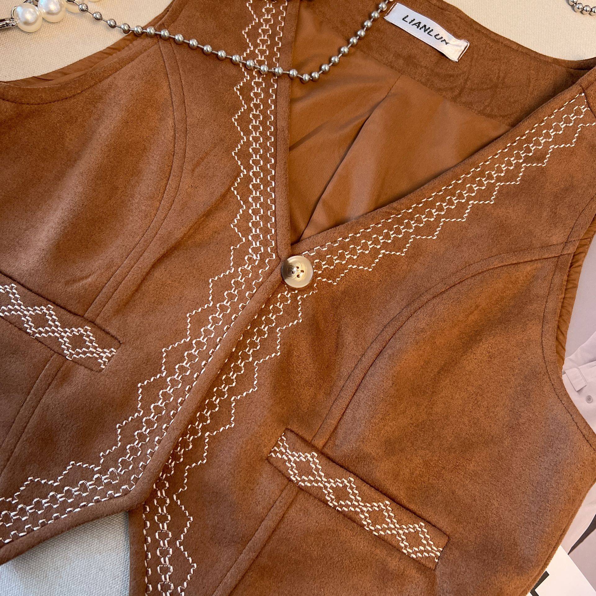Xinjiang travel wearing retro -brown national wind embroidery small vest stacking wearing sleeveless horses clip female versatile vest