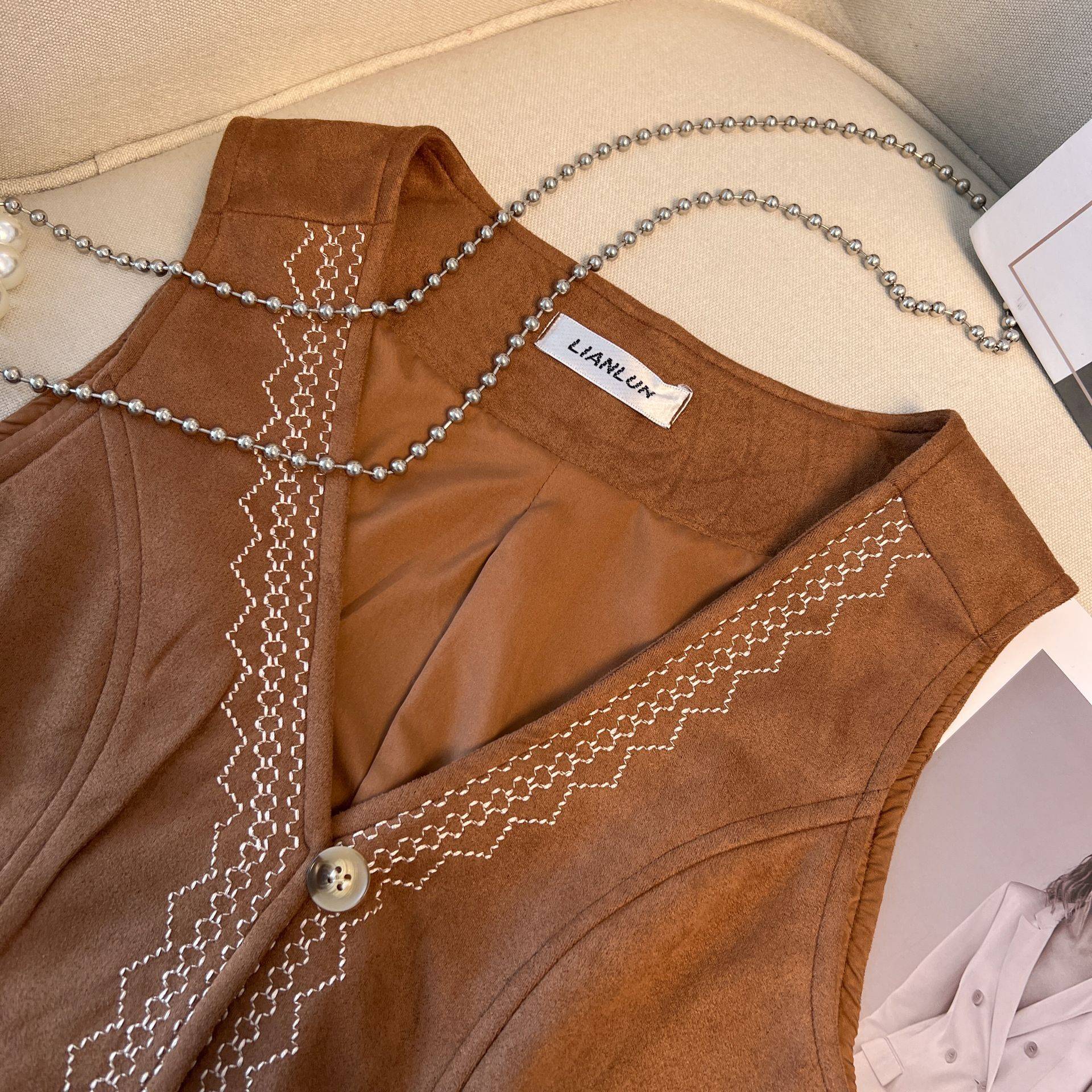 Xinjiang travel wearing retro -brown national wind embroidery small vest stacking wearing sleeveless horses clip female versatile vest