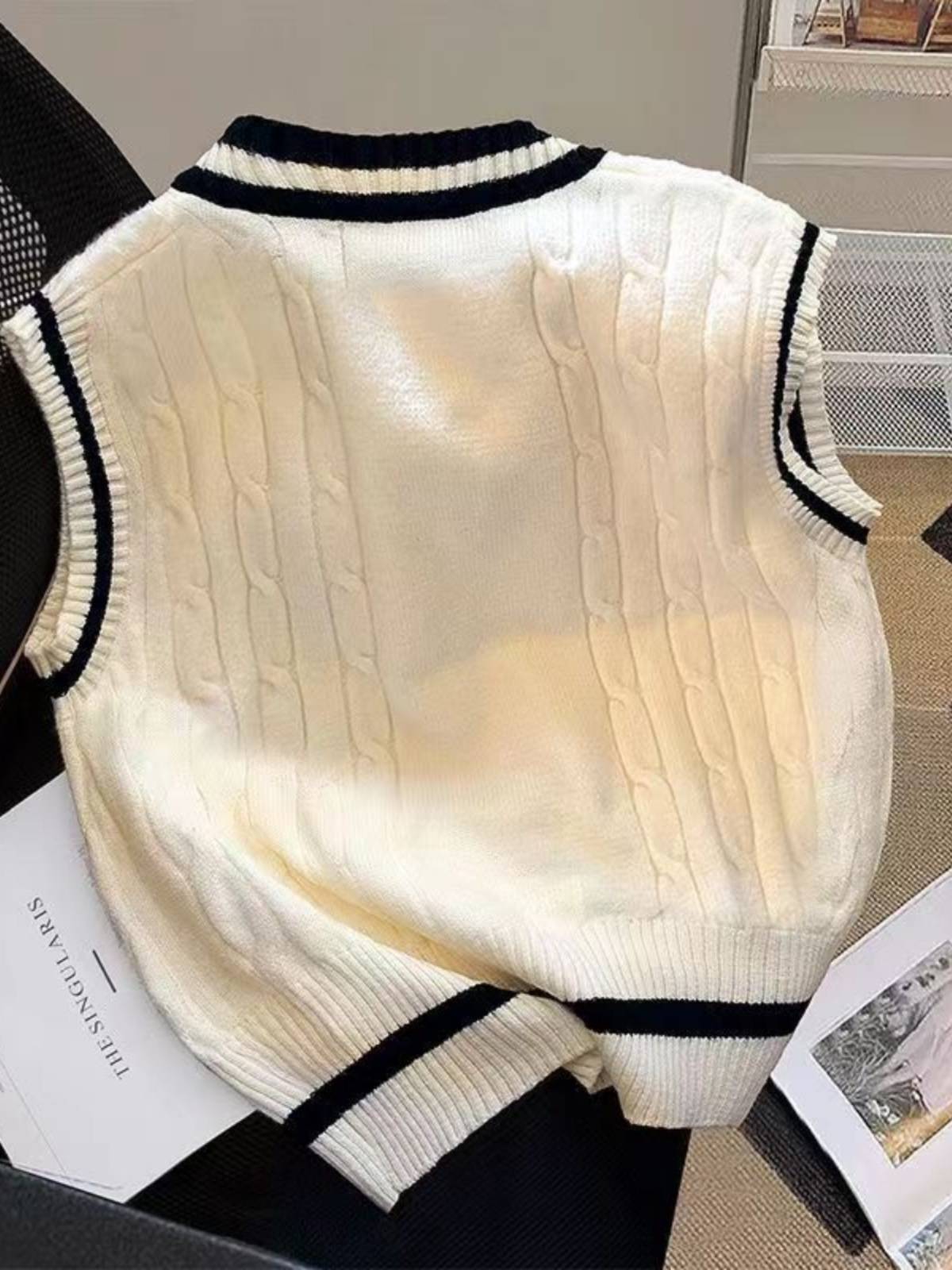 THE NEW V-COLLAR IN 2024, THE LADY WITH THE SWEATER AND THE HORSE'S AIR