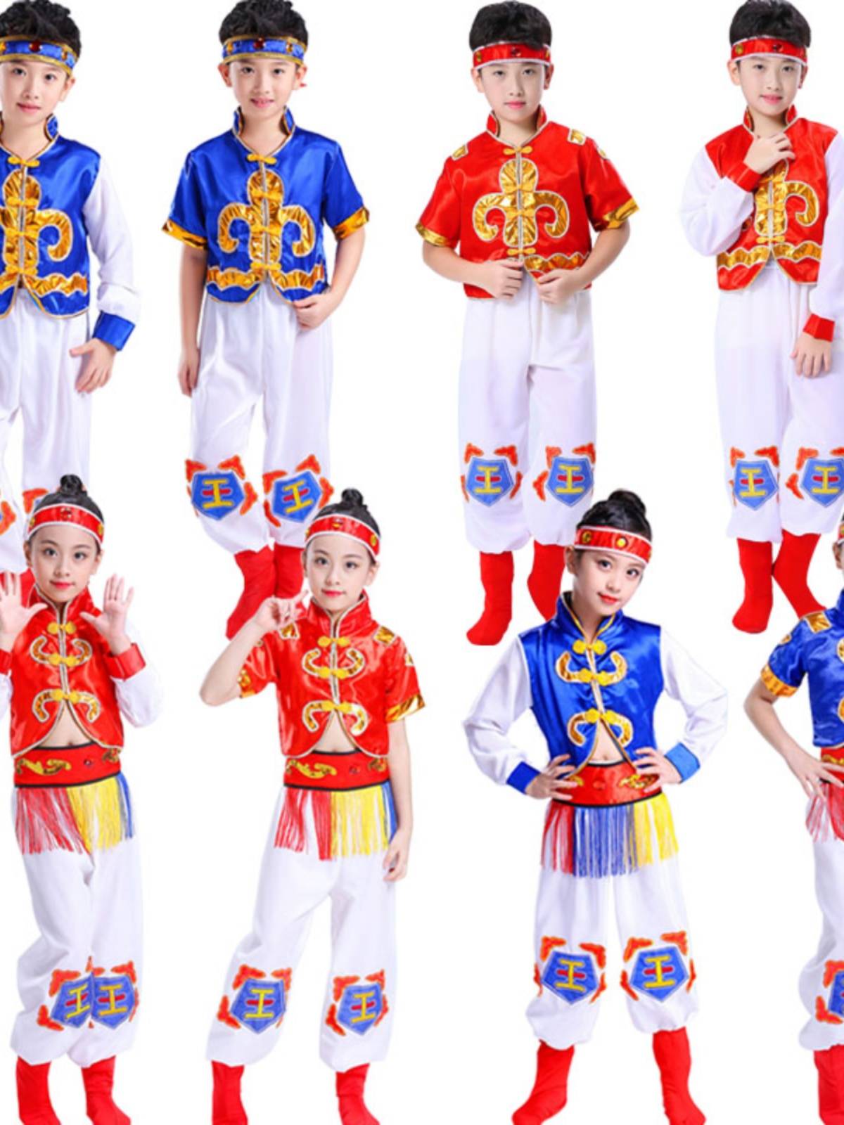 Children's Mongolian service stands in the grassland and looks at the Beijing dance performance service.