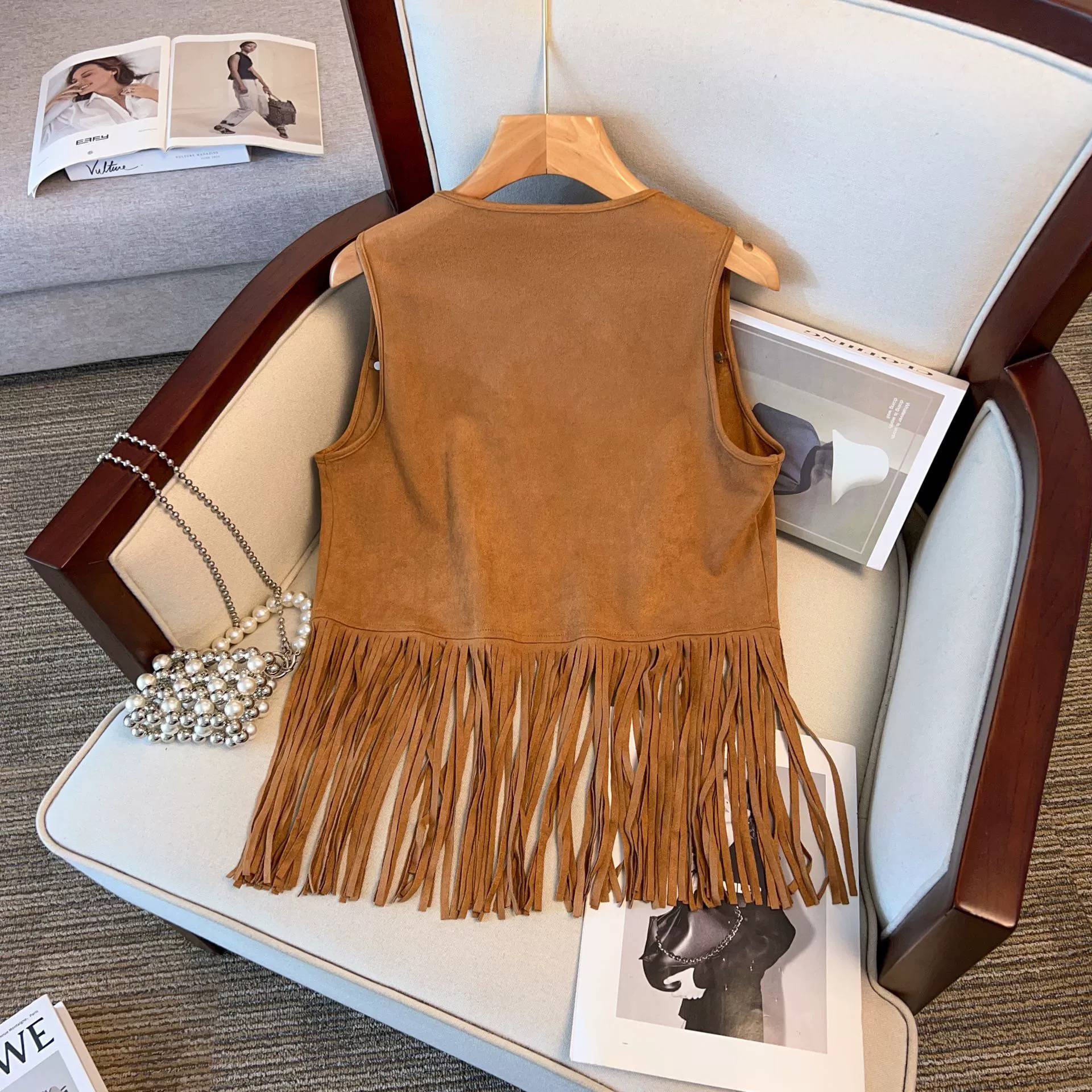 Xinjiang Tibet Tourism Retro Western Cowboy Desert Gobi Gobi Taking Brown suede Fllow Supost