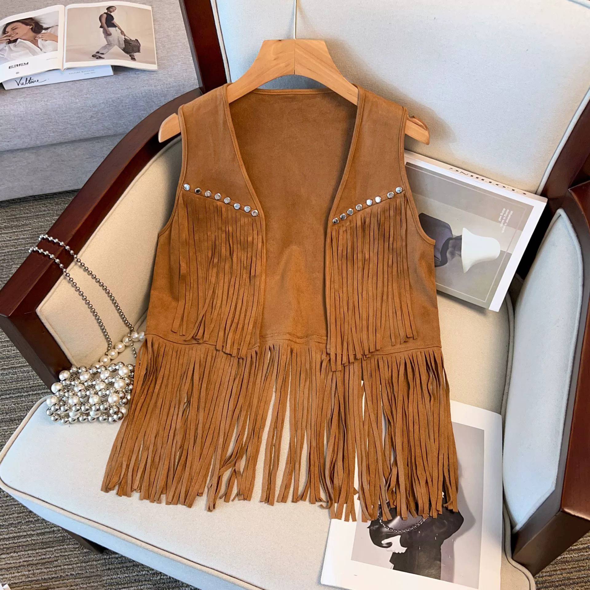 Xinjiang Tibet Tourism Retro Western Cowboy Desert Gobi Gobi Taking Brown suede Fllow Supost