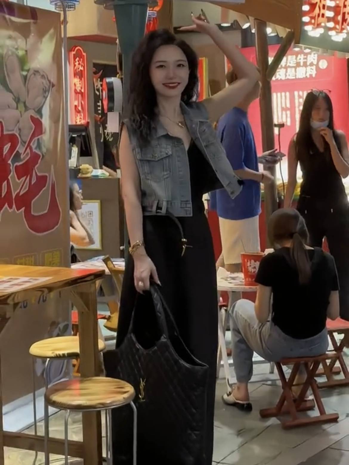 The new retro design of European goods shows thin denim vest women 2024 spring and summer versatile thin sleeveless wearing top