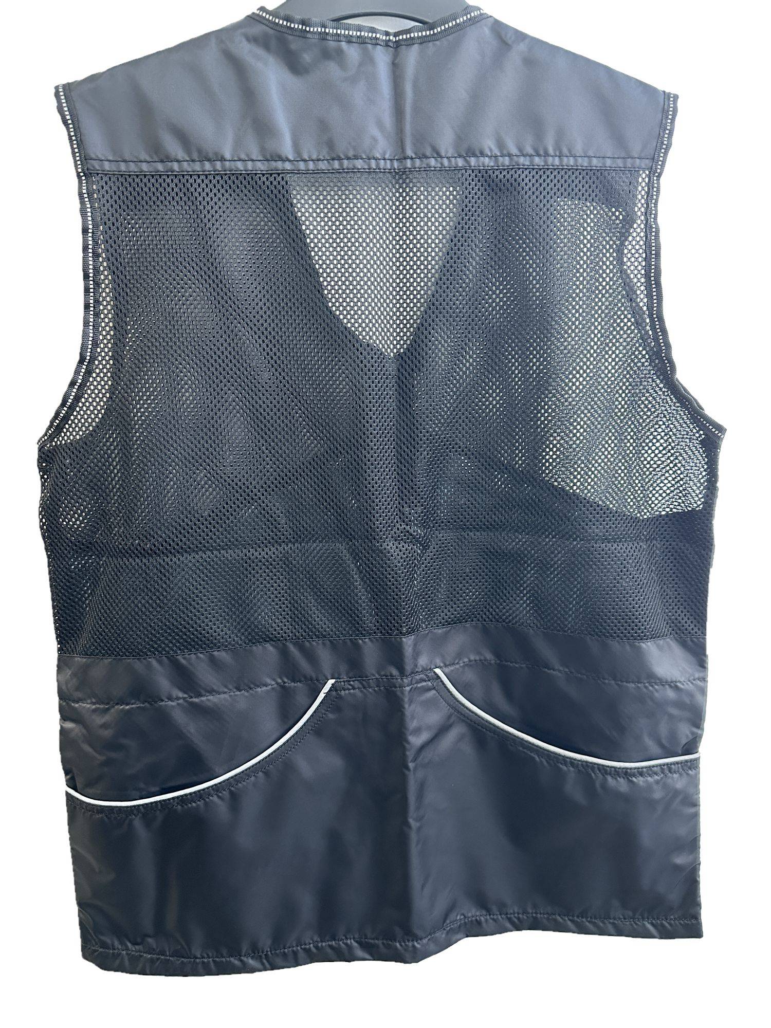 Dogs and pedals are equipped with dog-to-dogs and canine dogs to guard their clothes