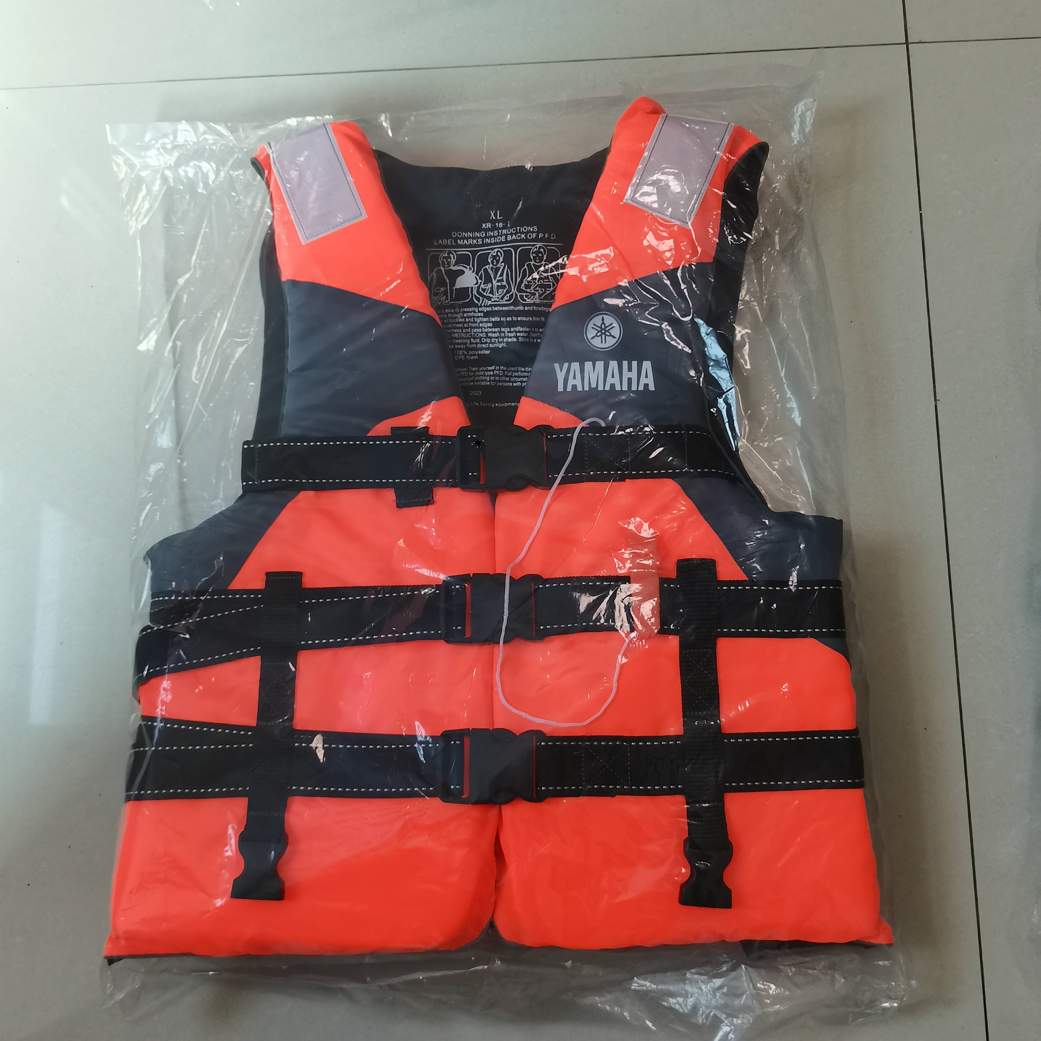 Jamaha children ' s adult life-saving clothing with tweed whistles drifting outdoors to protect the water from motorboats
