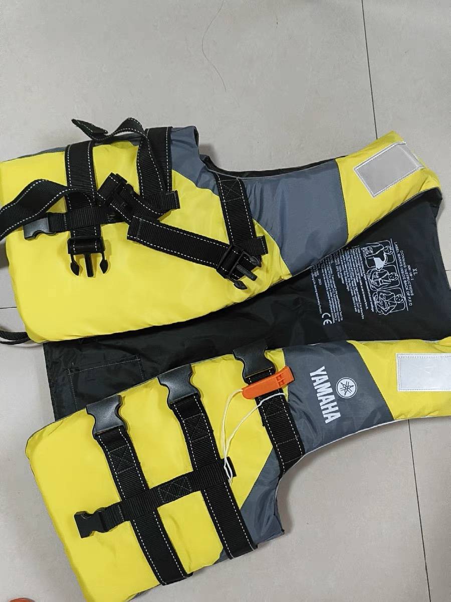 Jamaha children ' s adult life-saving clothing with tweed whistles drifting outdoors to protect the water from motorboats