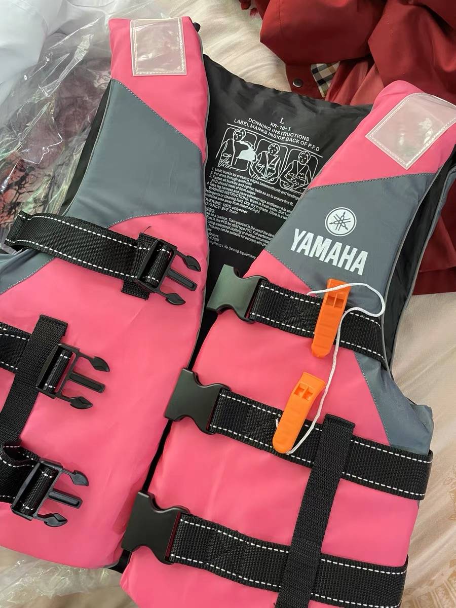 Jamaha children ' s adult life-saving clothing with tweed whistles drifting outdoors to protect the water from motorboats