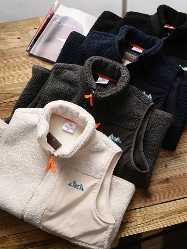 Exit outside the exit, a daily branch line couple vest, velvet warming vest outdoor sports stands down the shoulder and shoulder