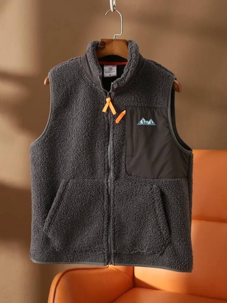Exit outside the exit, a daily branch line couple vest, velvet warming vest outdoor sports stands down the shoulder and shoulder