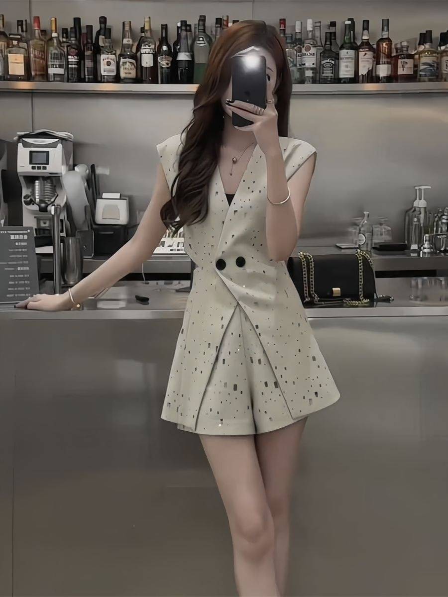 Fashionable and capable set Female 2024 summer new temperament reveal waist sleeveless vest, wide -leg shorts, two -piece set