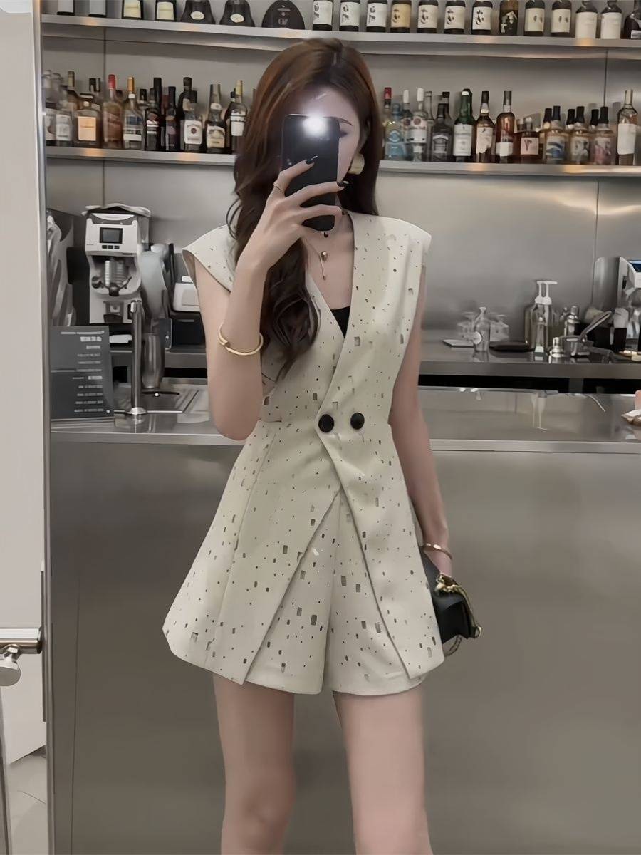 Fashionable and capable set Female 2024 summer new temperament reveal waist sleeveless vest, wide -leg shorts, two -piece set