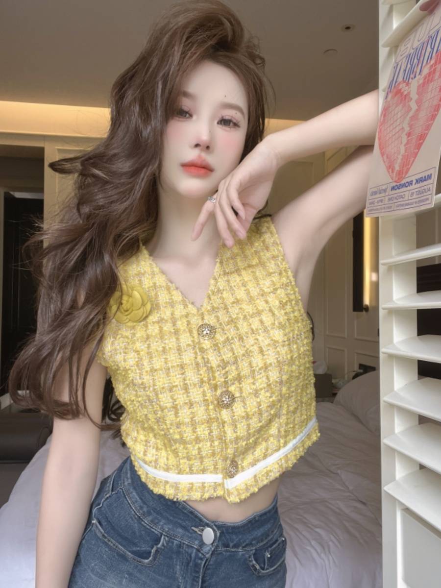 Sweet and spicy, niche short small incense vest vest women's summer new out -of -design style single -breasted top