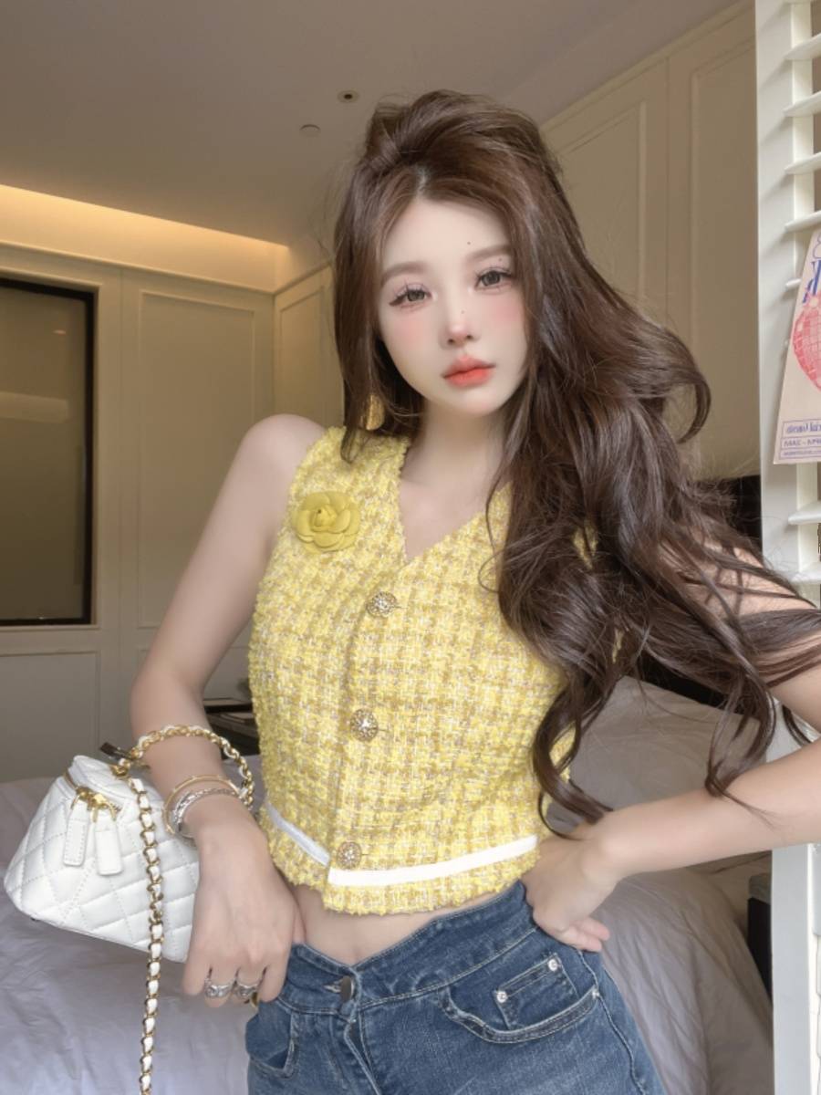 Sweet and spicy, niche short small incense vest vest women's summer new out -of -design style single -breasted top