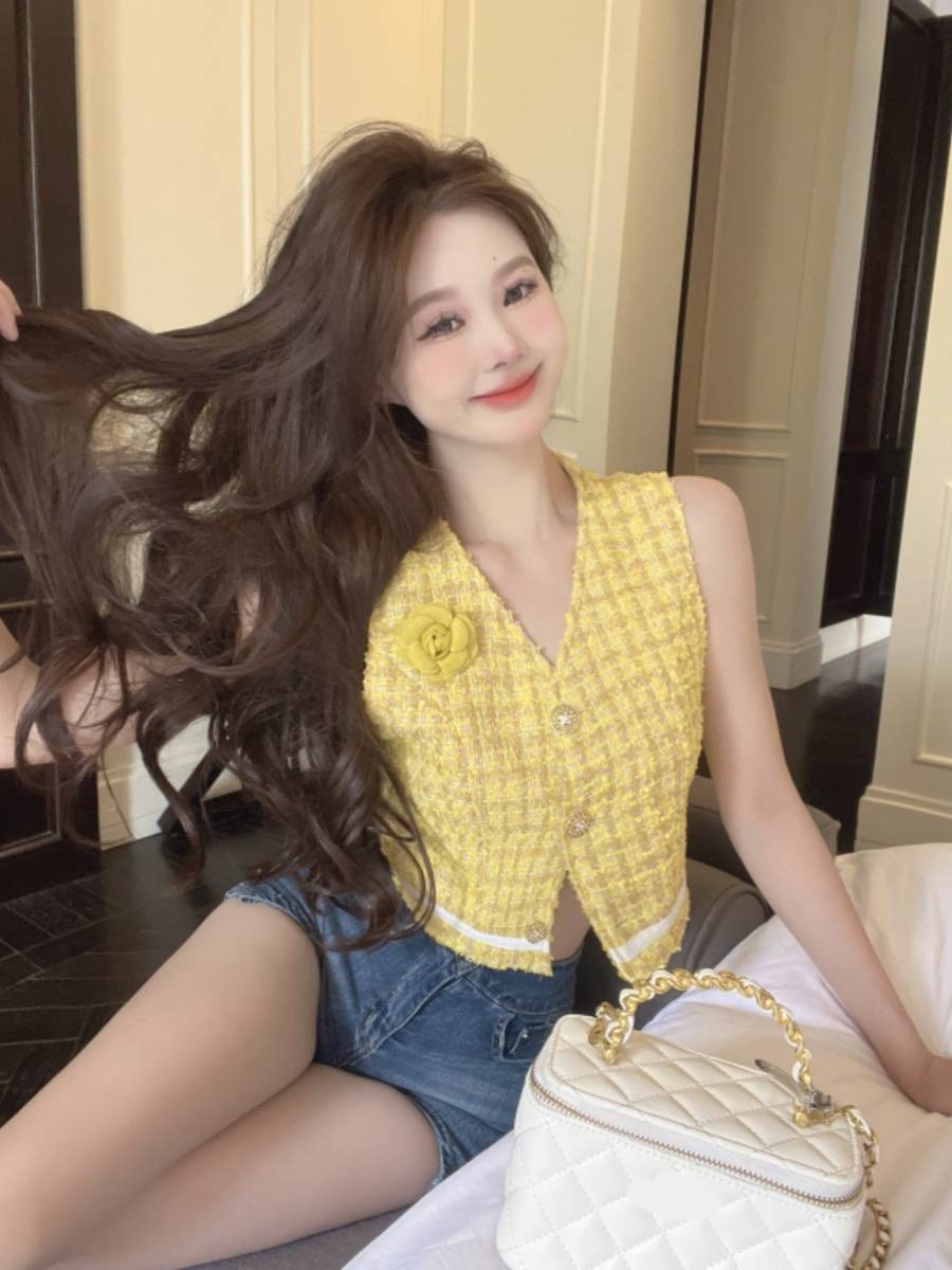 Sweet and spicy, niche short small incense vest vest women's summer new out -of -design style single -breasted top