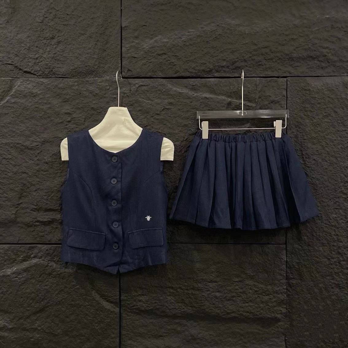 Xiaoxiangfeng two -piece skirt women's design sense 24 thin sauce vest sleeveless tops with high -waisted pleated skirt
