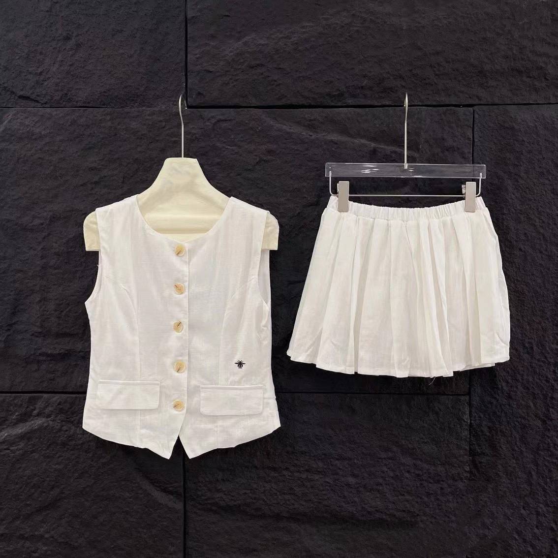 Xiaoxiangfeng two -piece skirt women's design sense 24 thin sauce vest sleeveless tops with high -waisted pleated skirt