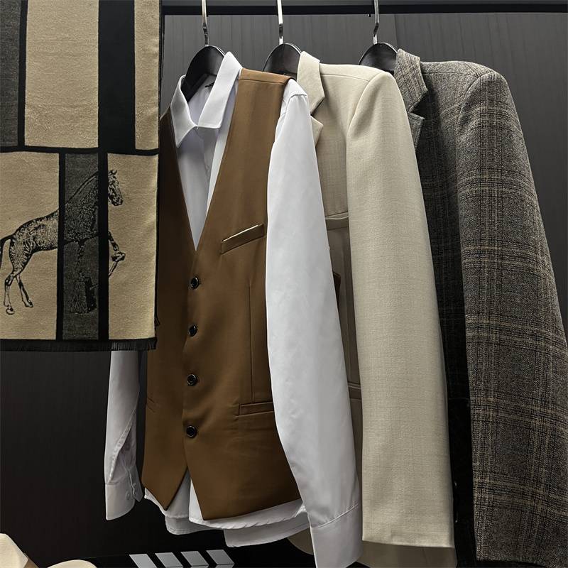 Huaming Light luxury clothing capsule men's jewelry suits brown model house home furnishing hall wardrobe soft decoration ornaments
