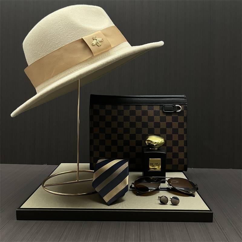 Huaming Light luxury clothing capsule men's jewelry suits brown model house home furnishing hall wardrobe soft decoration ornaments