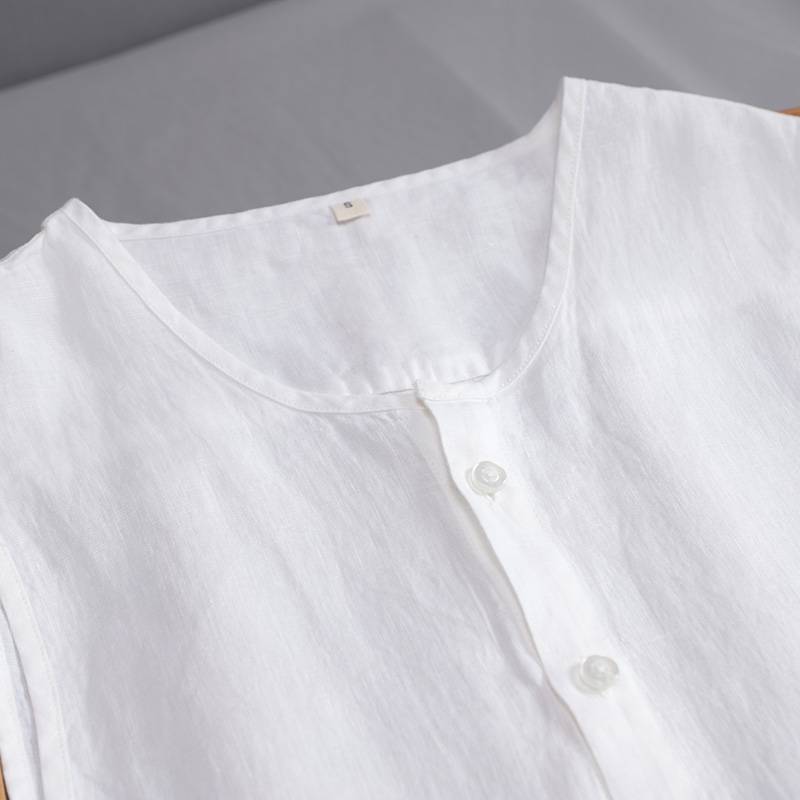A young man wearing a vest and a vest washes the Chinese wind without any cufflinks