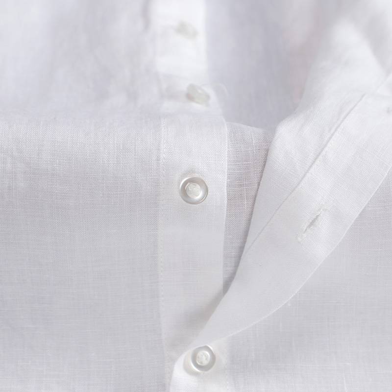 A young man wearing a vest and a vest washes the Chinese wind without any cufflinks