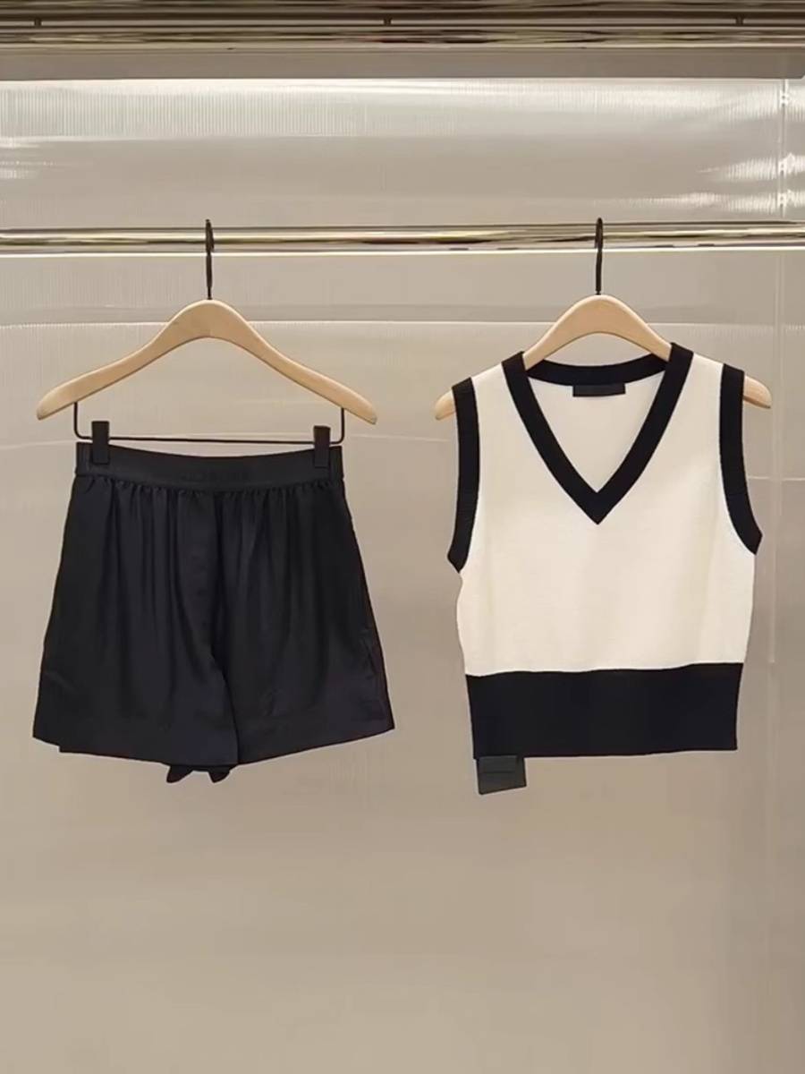 HIGH-END URCHINS ARE ABOUT TO BE COLORLESS, V-COLLARS, AND A SKINNY SWEATER VEST IN THE FALL