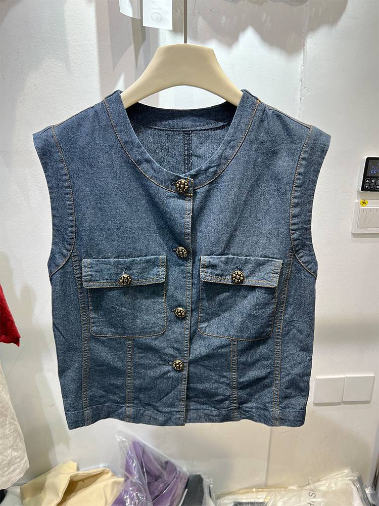The Korean version of a new, non-sleeved, old-ass cowboy macarpenter with a thin, light-skinned shirt girl