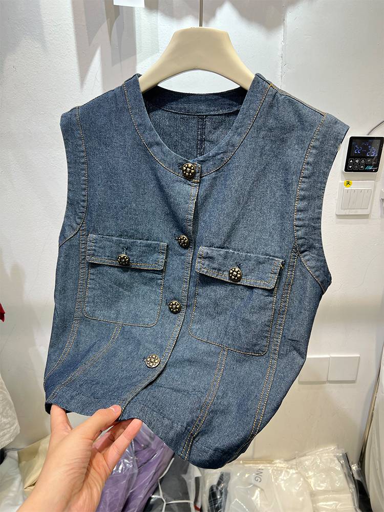 The Korean version of a new, non-sleeved, old-ass cowboy macarpenter with a thin, light-skinned shirt girl
