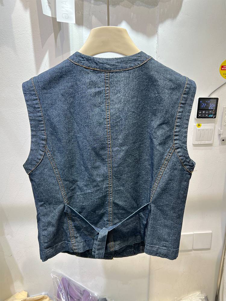 The Korean version of a new, non-sleeved, old-ass cowboy macarpenter with a thin, light-skinned shirt girl