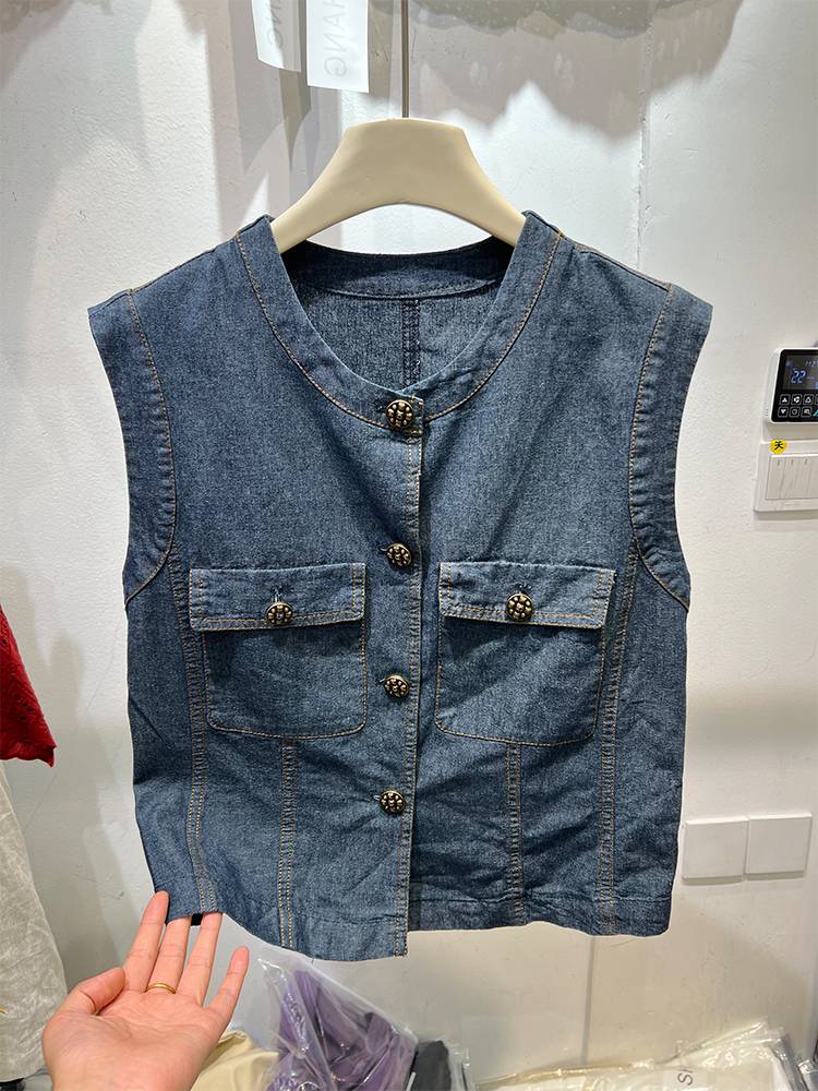 The Korean version of a new, non-sleeved, old-ass cowboy macarpenter with a thin, light-skinned shirt girl