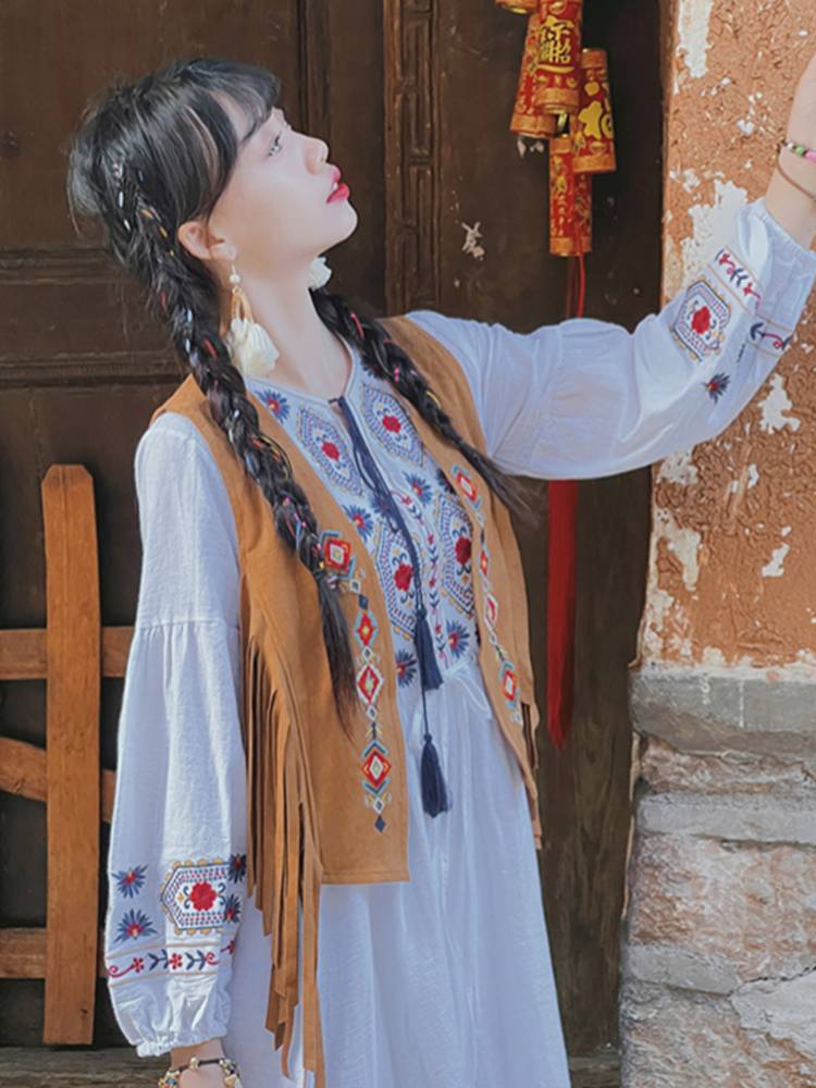 Western Cowboys wearing a dress for the national winding suit in Xinjiang