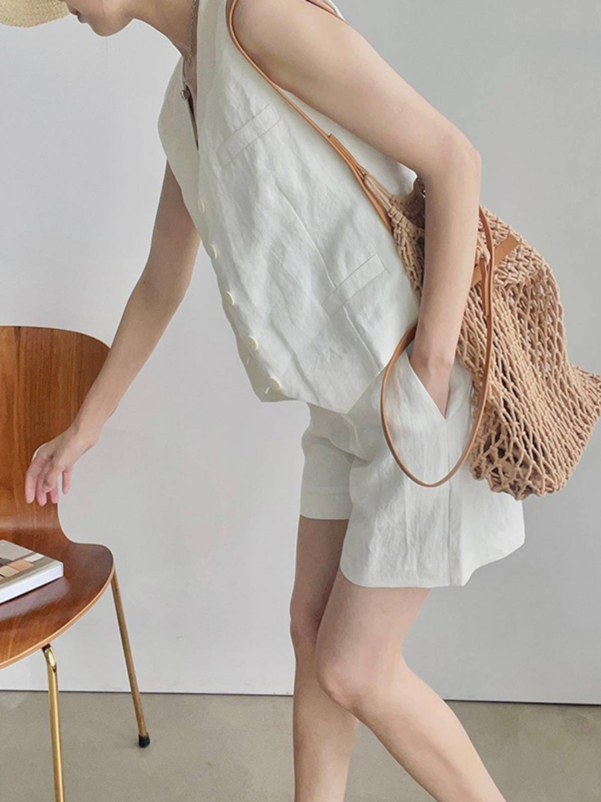 Cotton and linen white suit vest female Xia Ou goods lightly stacked V -neck linen sleeveless shoulder coat top