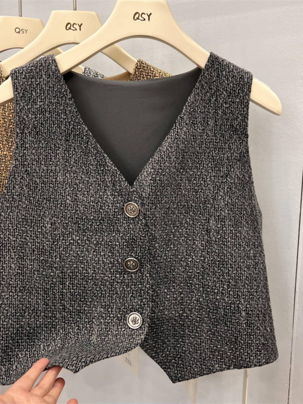 European goods woven small incense breeze sleeveless shoulder horses clip female 2024 summer new high -end sense short vest tide