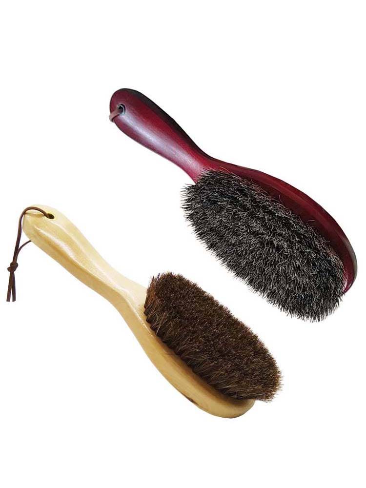 Pony hair long-stamped soft-haired shoe brushes the bed and brushes the coat and polishs the shoes and brushes the furs and wipes the shoes