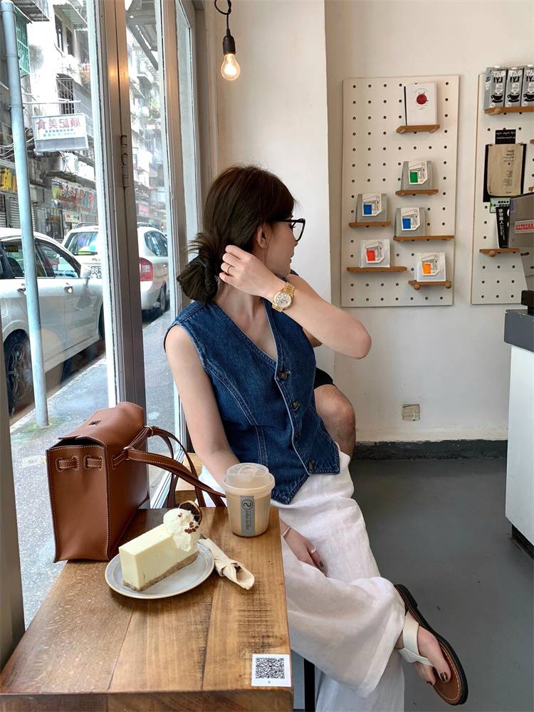 This year's super popular retro denim vest jacket women in summer sleeveless shoulder -shaped blue V -neck versatile unique top