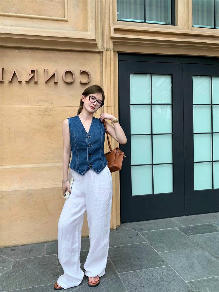 This year's super popular retro denim vest jacket women in summer sleeveless shoulder -shaped blue V -neck versatile unique top