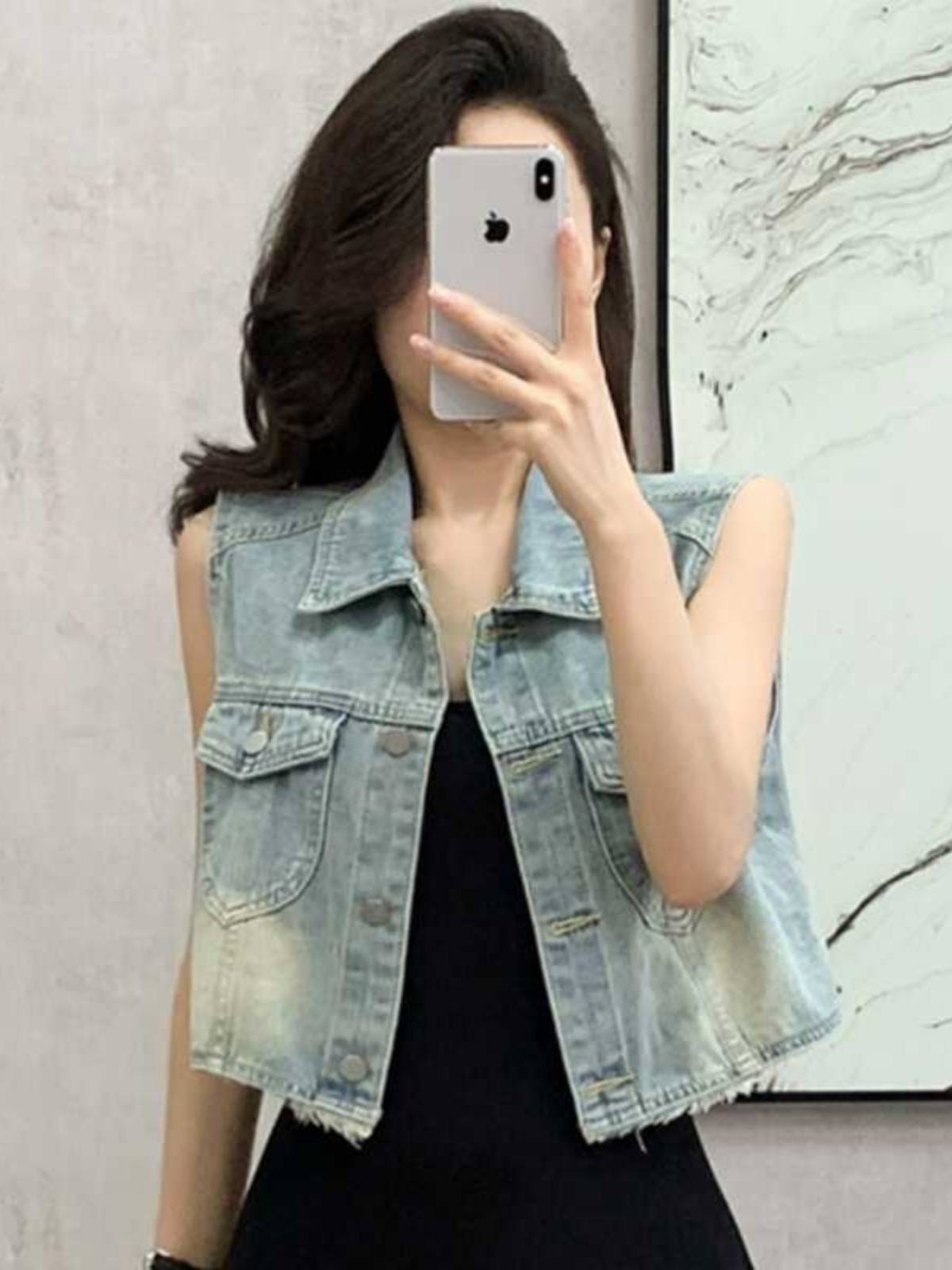 The Korean retro-energized cowboy horse armor and short coat girl, 2024 summer, with a loose back and shoulder top