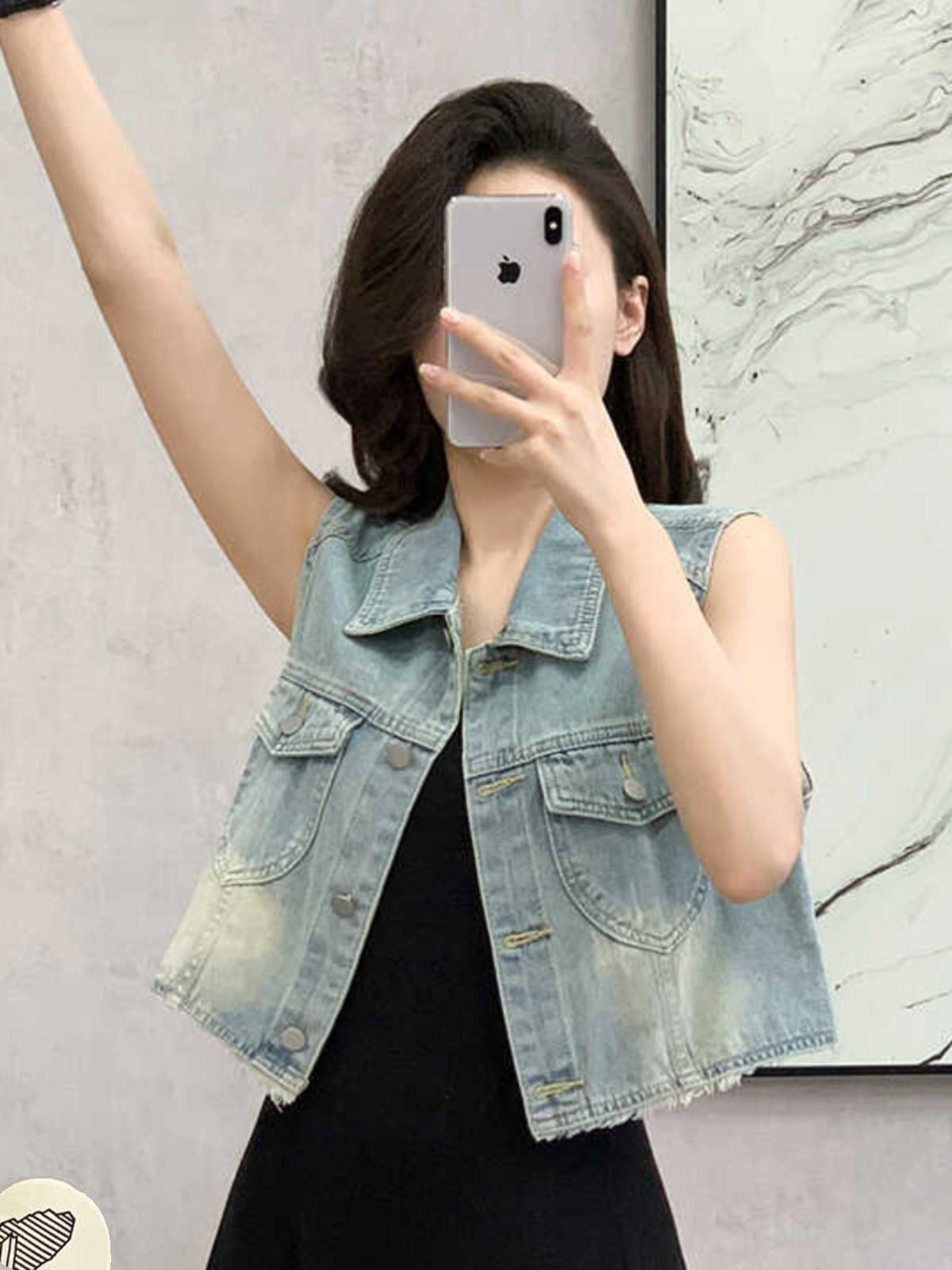 The Korean retro-energized cowboy horse armor and short coat girl, 2024 summer, with a loose back and shoulder top