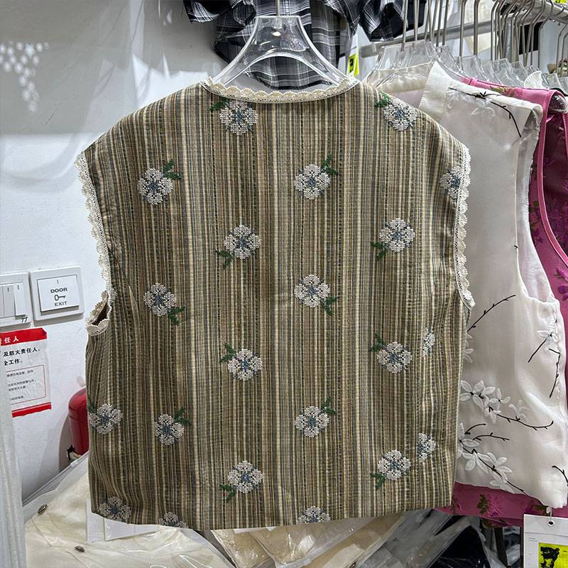 European station 2024 summer new flowers embroidered lace border vest women's summer thin scrifid horses clip top