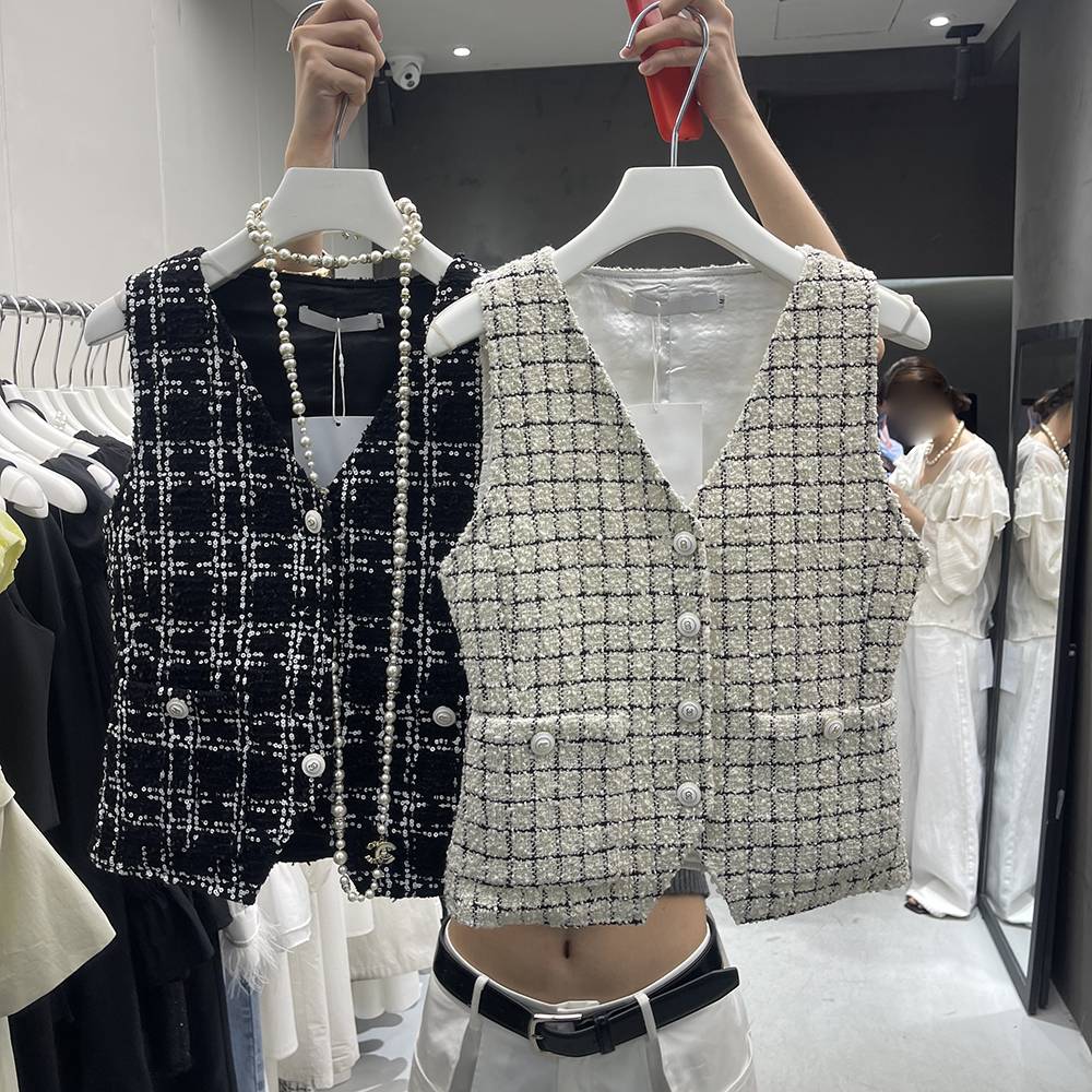 2024 Autumn Xiaoxiang style V -neck vest female French ladies, temperament, shoulder short horse clip vest