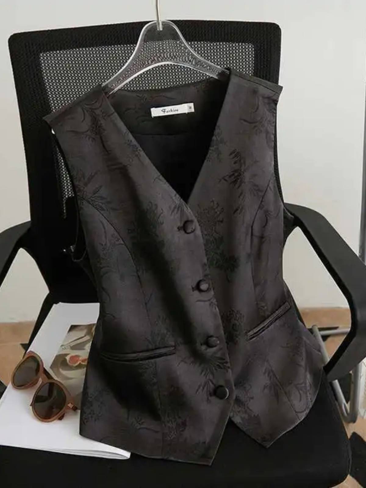THE SHORT 2024 SPRING AND SUMMER VALET V-COLLAR GRAFT