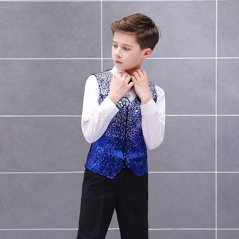 June 1 Children's Day boys performed the vest of the vest, the colorful gradient performed the handsome boy's catwalk, hosted the piano